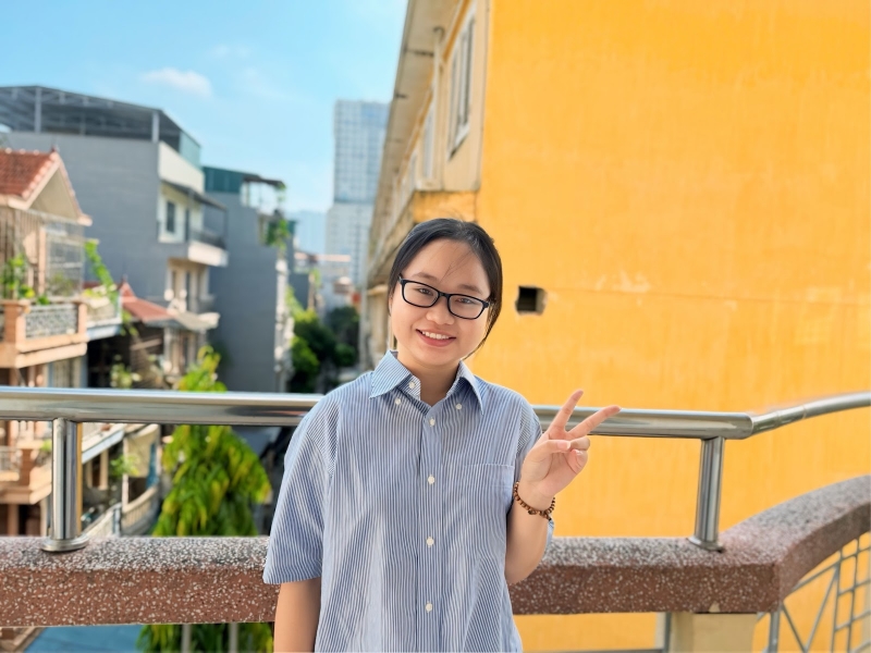 Bạn Nguyễn Thanh Xuân - sinh viên năm nhất ngành Văn học của trường Đại học Khoa học Xã hội và Nhân văn rất vui khi sự kiện nhận được sự quan tâm nhiệt liệt của các bạn sinh viên trong và ngoài trường. (Ảnh: Hoàng Xuân Tùng)