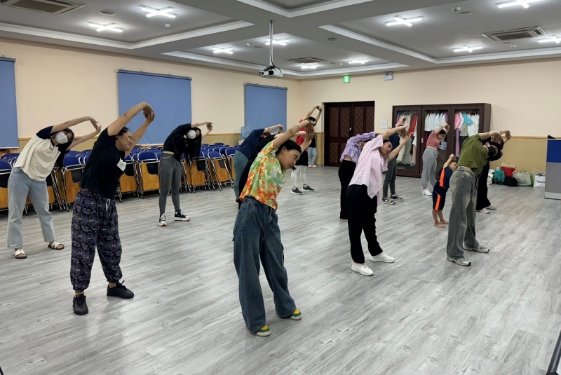Cả lớp khởi động trước mỗi buổi học. (Ảnh: Trang Facebook của Trung tâm Ngôn ngữ tiếng Hàn tại Thành phố Hồ Chí Minh) 