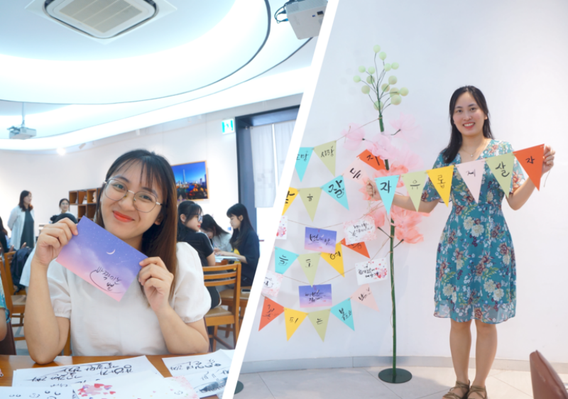 Bạn Lương Huyền Sâm (bên trái) và bạn Nguyễn Thị Hòa (bên phải) chụp ảnh lưu niệm cùng với tác phẩm thư pháp do chính tay các bạn ấy thực hiện. (Ảnh: Trần Huyền Phương)