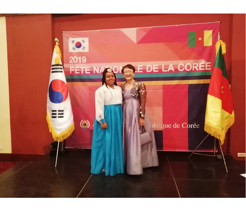 De gauche à droite, Marie France et l'ambassadeur Rhyou Bok-ryeol lors de la célébration de la fête nationale coréenne 2019 à Yaoundé, au Cameroun. © Marie France