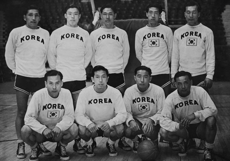 Los integrantes del equipo de basquetbol se toman una foto conmemorativa, durante los Juegos Olímpicos de Londres en 1948. | Captura de pantalla de una emisión de SBS News