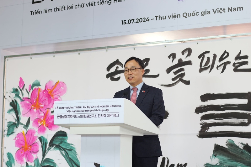 Ông Choi Young Sam - Đại sứ đặc mệnh toàn quyền Hàn Quốc tại Việt Nam khẳng định sự phổ biến mạnh mẽ của làn sóng Hallyu tại Việt Nam, đồng thời hy vọng việc tổ chức triển lãm sẽ là một cơ hội tốt để giới thiệu vẻ đẹp và tính khoa học của Hangeul đến với người dân Việt Nam. (Ảnh: Lê Phương Dung)