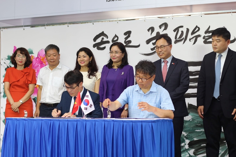 Lễ ký kết biên bản ghi nhớ giữa Thư viện Quốc gia Việt Nam và Bảo tàng Hangeul Quốc gia Hàn Quốc đã được diễn ra trong không khí trang trọng, uy nghiêm nhưng không kém phần tự hào. (Ảnh: Lê Phương Dung)