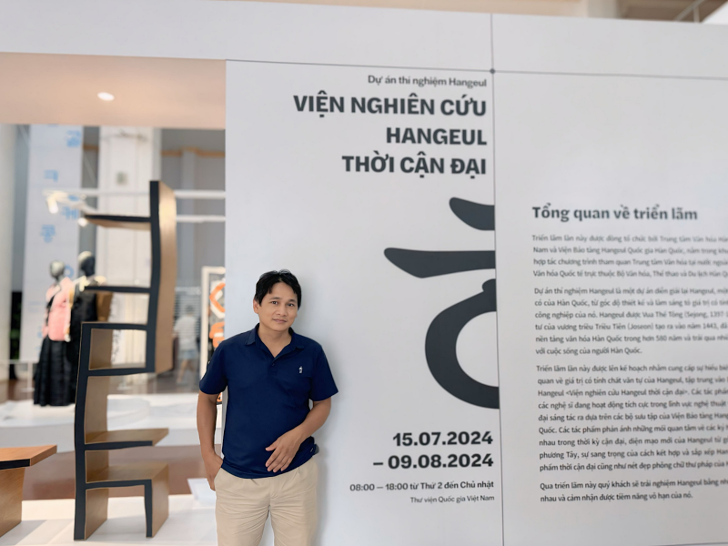 Anh Lê Tú Anh, hiện đang làm công việc tự do đã có những rung cảm nhất định đối với những tác phẩm nghệ thuật Hangeul tại triển lãm thiết kế chữ viết tiếng Hàn. (Ảnh: Hoàng Xuân Tùng)