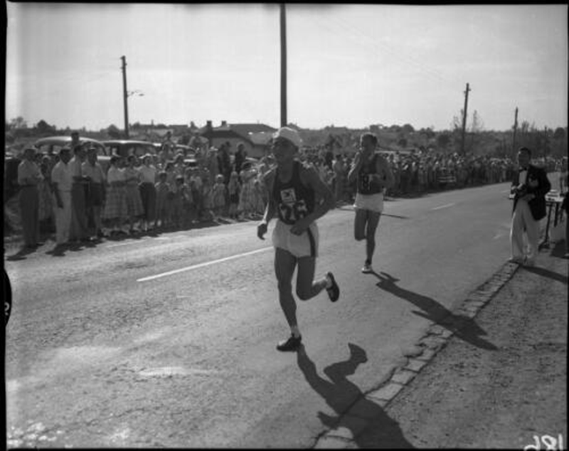 La foto muestra al corredor número 26 del equipo de maratonistas de Corea, participando en la carrera de los Juegos Olímpicos de Melbourne en 1956. | Librería Nacional de Australia 