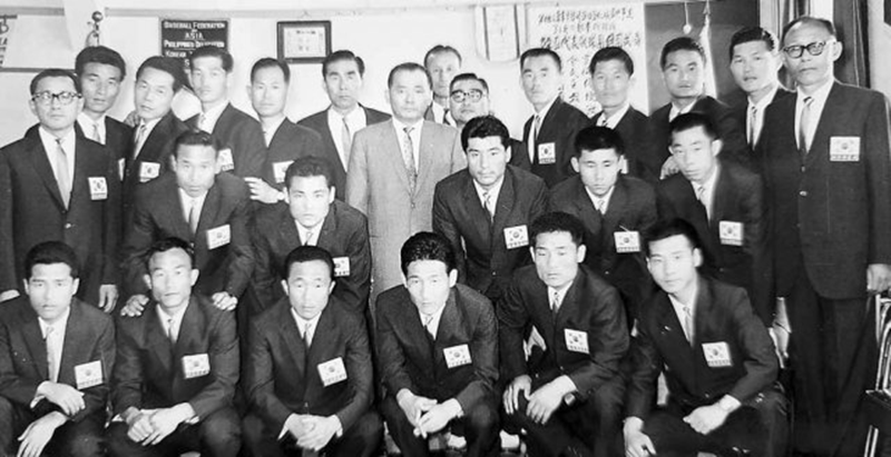 El equipo de futbol de Corea se toma una foto conmemorativa antes de viajar a Tokio, para participar en los Juegos Olímpicos de Tokio en 1964. | Lee Jeahyung 