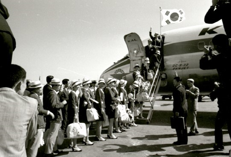 Los atletas de la delegación surcoreana suben al avión para participar en los Juegos Olímpicos de México en 1968. 