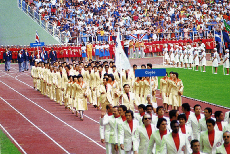 Los atletas coreanos desfilan en la pista de atletismo, presentando su uniforme color dorado, en la ceremonia de inauguración de los Juegos Olímpicos de Munich en 1972. | Comité Deportivo y Olímpico de Corea 