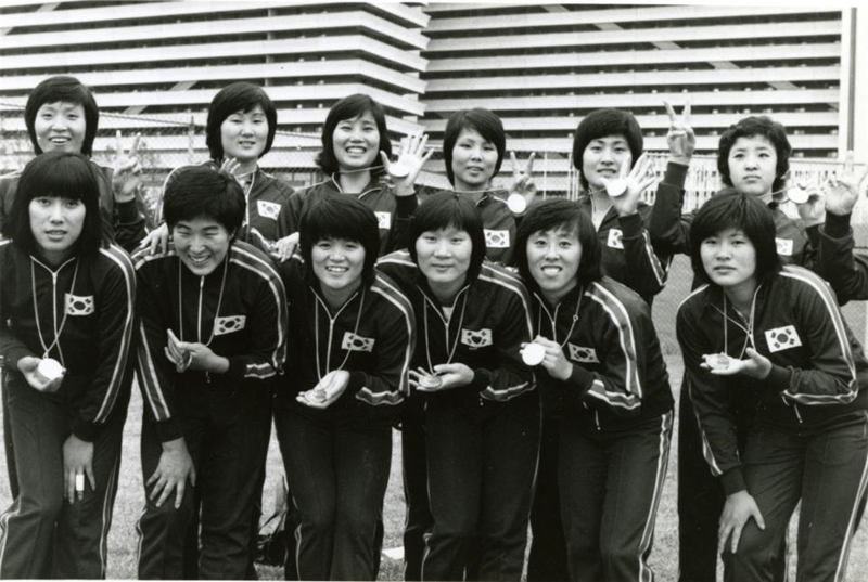 El equipo de voleibol femenino se toma una foto conmemorativa, luego de recibir sus medallas de bronce, durante los Juegos Olímpicos de Montreal en 1976. | Comité Deportivo y Olímpico de C 