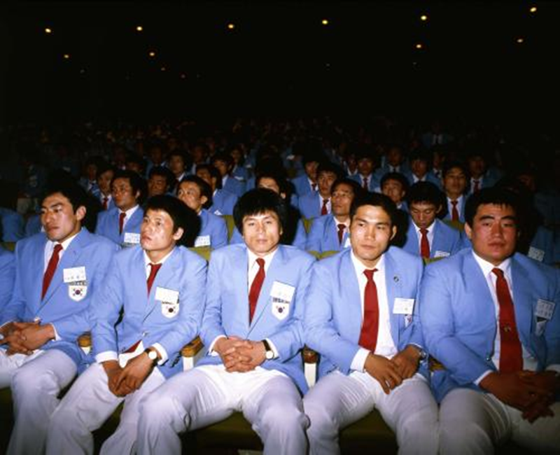 El 10 de julio de 1984, los atletas coreanos que participaron en los Juegos Olímpicos de Los Ángeles, realizan una ceremonia de toma de decisiones en el auditorio del Centro de Sejong, en Seúl. | E History Korea 