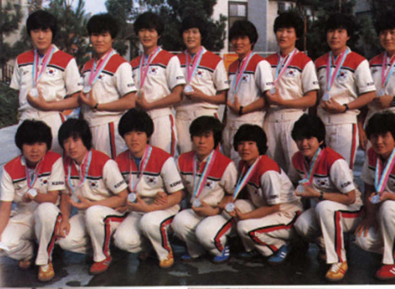 Los deportistas del equipo coreano de balonmano se toman una foto conmemorativa luciendo sus medallas de plata, durante los Juegos Olímpicos de Seúl en 1988. | Comité Deportivo y Olímpico de Corea 