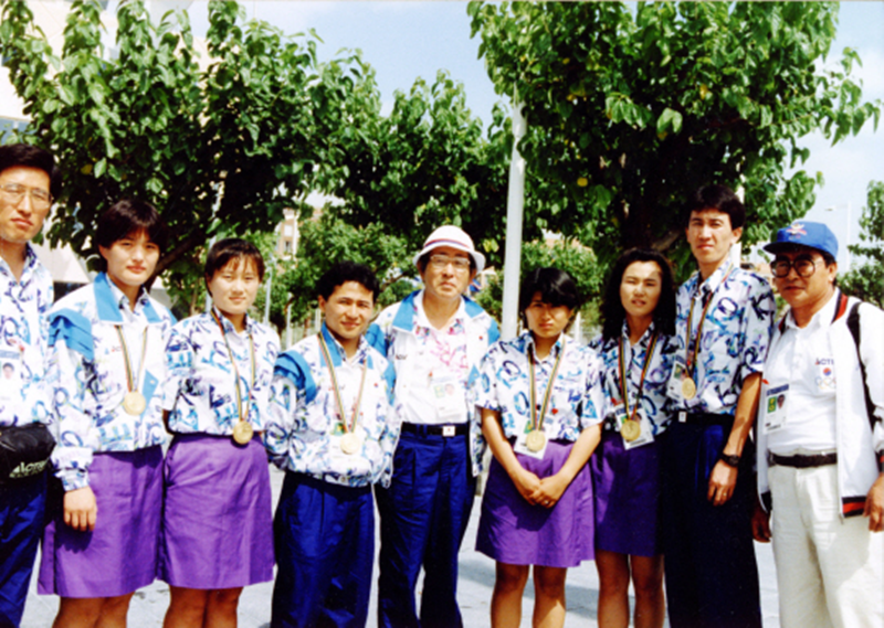 Los jugadores surcoreanos, que ganaron medallas de oro en los Juegos Olímpicos de Barcelona en 1992, se toman una foto conmemorativa.  | Comité Deportivo y Olímpico de Corea 