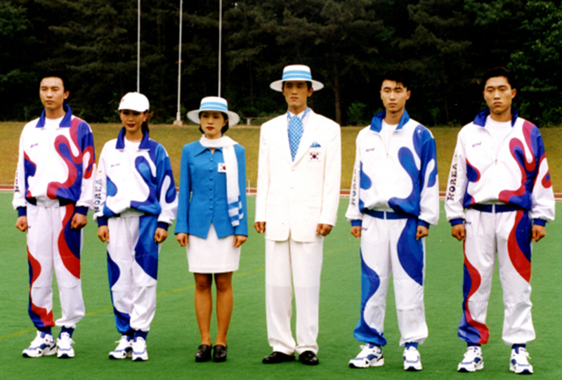 Los representantes de la delegación coreana que participo en los Juegos Olímpicos de Atlanta en 1996, lucen sus uniformes con figuras acromáticas de color rojo y azul. | Comité Deportivo y Olímpico de Corea 