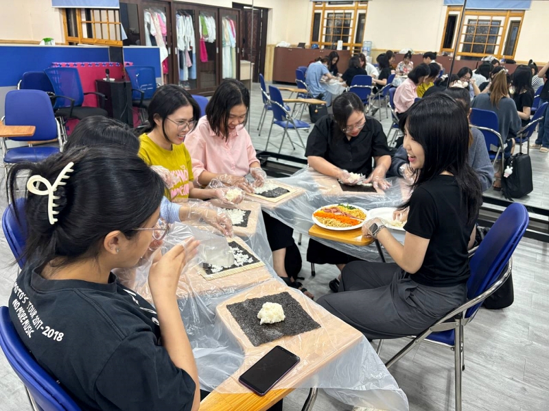 Vào ngày 16/7, lớp học làm Gimbap đã được tổ chức ở Trung tâm Ngôn ngữ tiếng Hàn tại TP.HCM thông qua sự hợp tác với Trường Đại học Giáo dục Gwangju của Hàn Quốc. (Ảnh: Fanpage Facebook Trung tâm Ngôn ngữ tiếng Hàn tại TP.HCM)