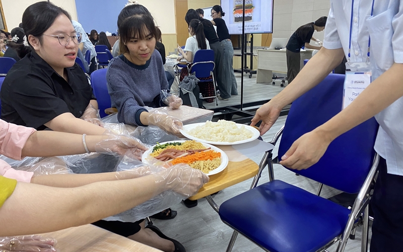 Một số nguyên liệu thường dùng của món Gimbap bao gồm: cơm trắng trộn dầu mè, lá rong biển, chả cá cắt sợi, cà rốt cắt sợi, trứng chiên cắt sơi, dưa leo, xúc xích, ngưu bàng, củ cải muối, thanh cua,... (Ảnh: Phạm Thị Hà Phương)