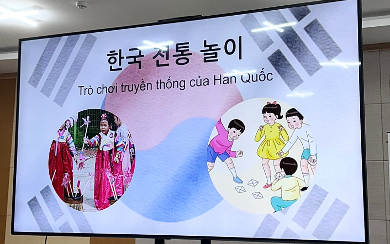 Giới thiệu các trò chơi dân gian Hàn Quốc. (Ảnh: Nguyễn Lâm Mỹ Duyên)