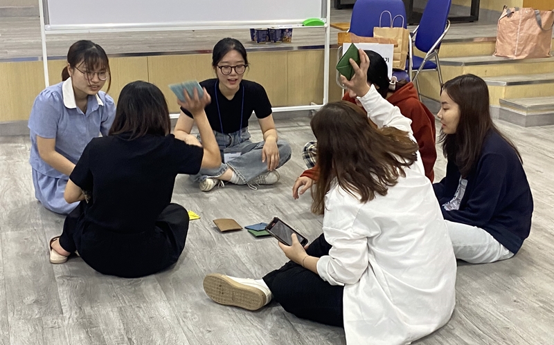 Đối với những ai mới thử sức với trò chơi đập giấy, có lẽ sẽ hơi có để thành công ngay từ lần đầu tiên. (Ảnh: Phạm Thị Hà Phương)
