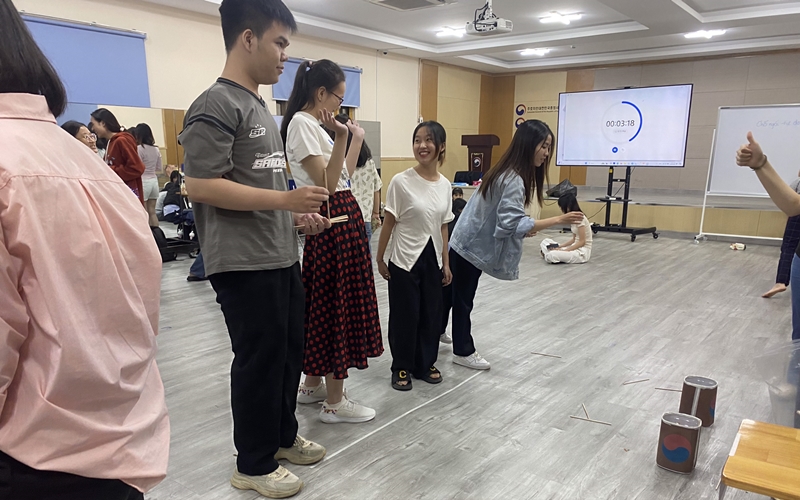 Sẽ cần một chút khéo léo và kinh nghiệm trong việc kiểm soát lực ném, xác định khoảng cách từ vạch giới hạn cho đến lọ cắm nếu bạn muốn thành công khi chơi trò chơi này. (Ảnh: Phạm Thị Hà Phương)