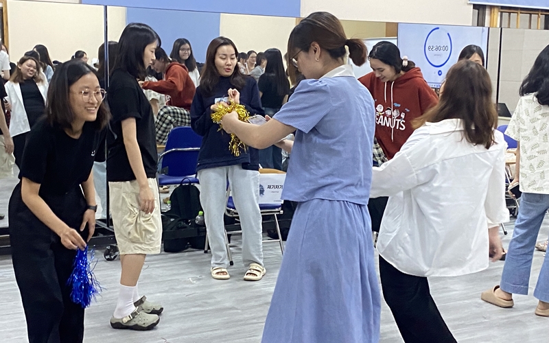 Những quả cầu nhiều màu sắc rất bắt mắt nhưng không hề dễ điều khiển, phản xạ nhanh là yếu tố quan trọng quyết định bạn có thể tung được cầu liên tục hay không. (Ảnh: Phạm Thị Hà Phương)