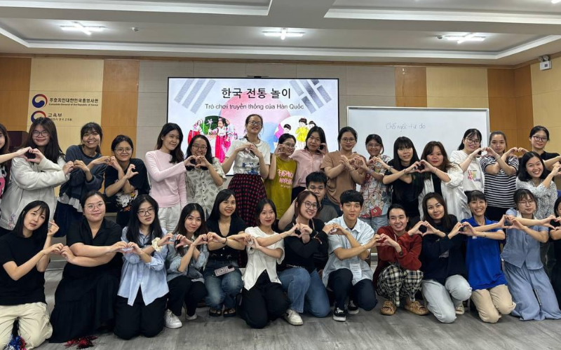 Cùng nhau ghi lại khoảnh khắc kết nối và giao lưu văn hoá cùng các bạn sinh viên Hàn Quốc. (Ảnh: Fanpage Facebook Trung tâm Ngôn ngữ tiếng Hàn tại TP.HCM)