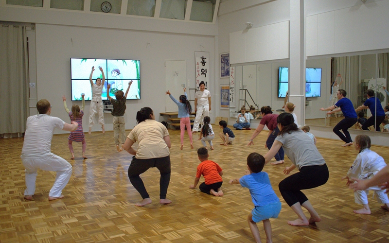 Taekwondo für die ganze Familie: Die Kinder geben gemeinsam mit den Eltern ordentlich Gas