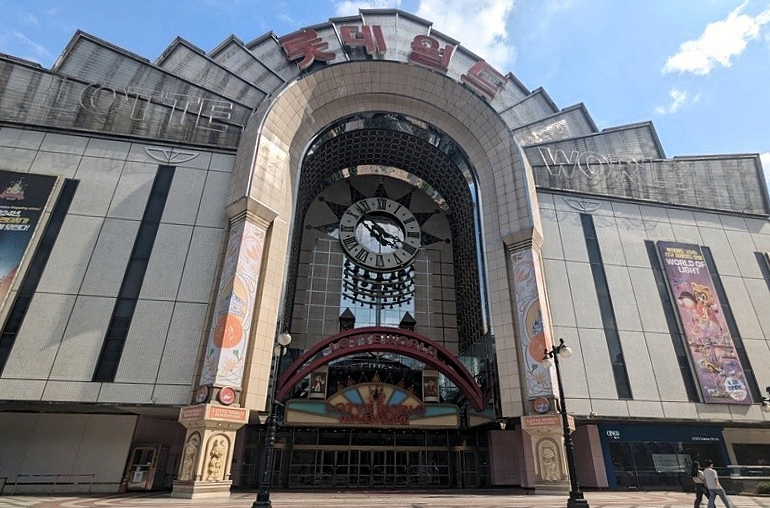 Se muestra la entrada del parque de diversiones Lotte World a las afueras de la estación Jamsil de la línea 2 del metro de Seúl