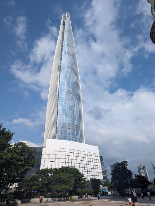 El Lotte World Tower, con una altura de 555 metros, es considerado no solo como el edificio más alto de Corea, sino también como uno de los más altos de l mundo.