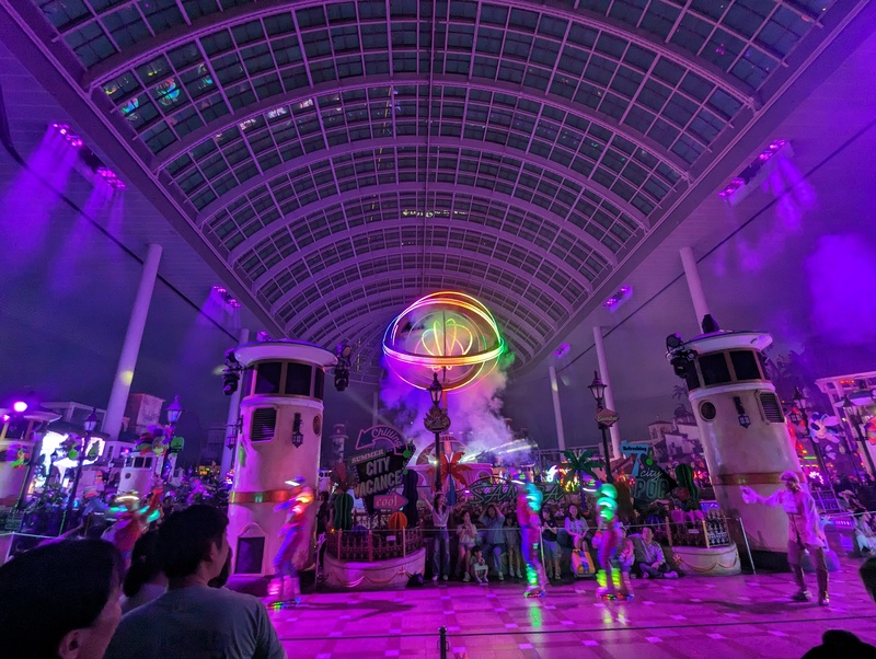 Se muestra una Escenas del desfile nocturno 'World of light' en Lotte World Adventure. 