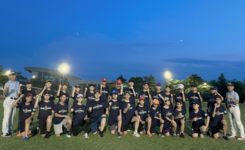 Thầy Park Hyo Chul chụp hình kỉ niệm cùng các học viên, đồng nghiệp và phiên dịch viên tại lớp học bóng chày 2024. (Ảnh: Hoàng Xuân Tùng)