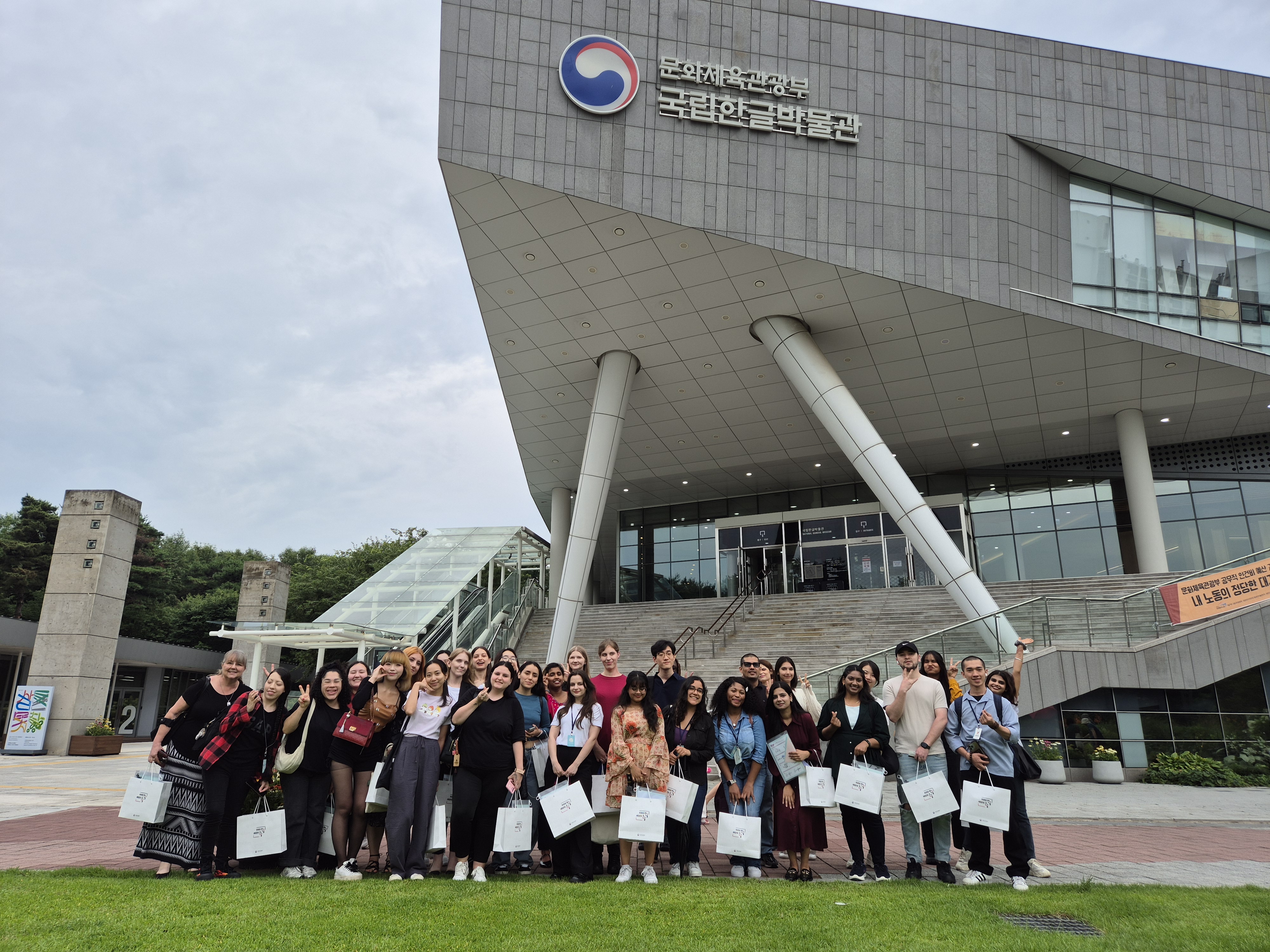 La foto muestra a los reporteros honorarios y K-Influencers en el Museo Nacional del Hangeul. | Korea.net