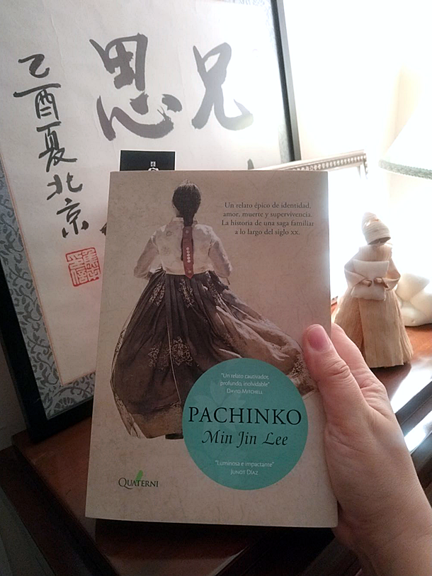 Se muestra la edición en español de la novela 'Pachinko' de la autora coreano-estadounidense Min Jin Lee. | Carmen Calatrava