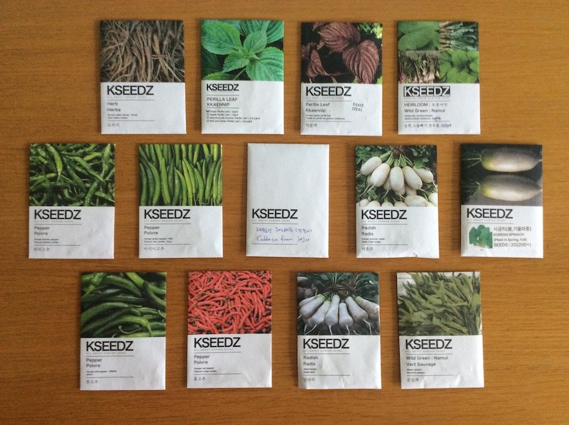 Il y a quelques jours, j'entendu mon père, qui a un grand jardin, se plaindre à ma tante en plaisantant que la moitié de la place était consacrée à des légumes asiatiques que je lui avais demandé de cultiver ! Mais hier quand j’ai préparé des banchan à partir de courgettes coréennes et d’aubergines qu’il avait cueillies du jardin, il a vraiment aimé et il m’a demandé d’en faire encore ! Voici une sélection des semences que nous avons achetées pour le jardin depuis que j'ai commencé à m'intéresser à la cuisine coréenne. © Marla Arbach