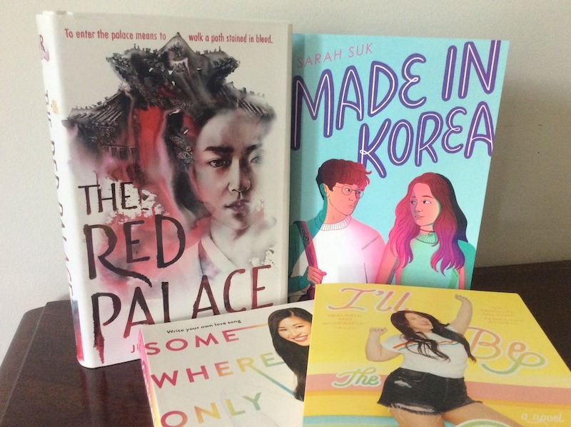 Voici quelques-uns de mes livres préférés pour ados écrits par des auteures canadiennes et américaines d'origine coréenne: haut, The Red Palace par June Hur et Made in Korea par Sarah Suk, bas Somewhere Only We Know par Maurene Goo et I'll Be the One par Lyla Lee. © Marla Arbach