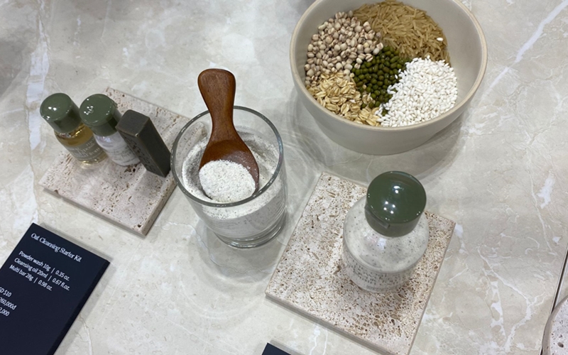 7 loại ngũ cốc gồm yến mạch, lúa mạch, gạo, đậu xanh, ngô,... là thành phần chính của công thức tẩy tế bào chết dạng bột, mang lại hiệu quả làm sạch sâu, làm mịn và dưỡng trắng cho da. (Ảnh: Phạm Thị Hà Phương)