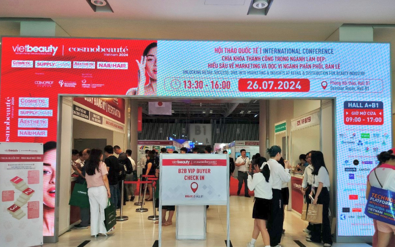 Không gian cổng chào của triển lãm Vietbeauty x Cosmobeauté Vietnam 2024. (Ảnh: Nguyễn Lâm Mỹ Duyên)