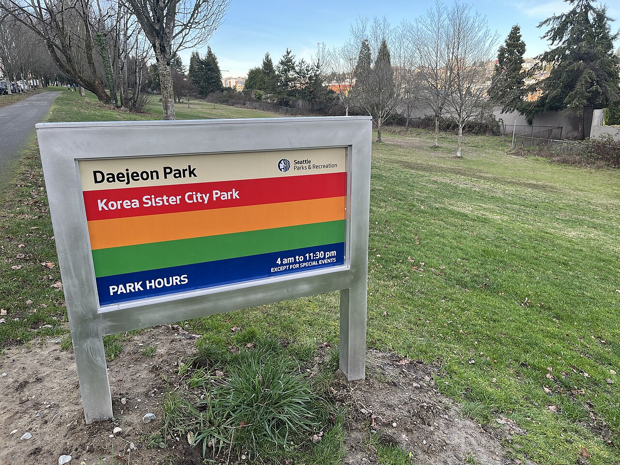 Un letrero en el parque Daejeon indica el nombre y el horario de operación del recinto, en Seattle, EE. UU. | Wikimedia Commons