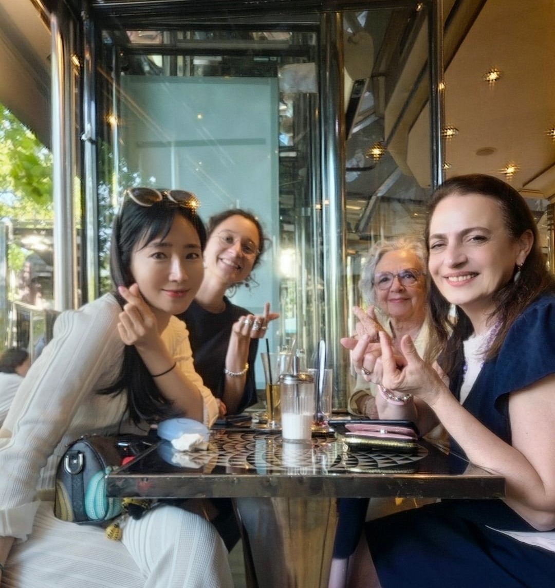 Liz, Amélie, Louisette Breuil et moi à Paris en juin 2024. © Nathalie Fisz