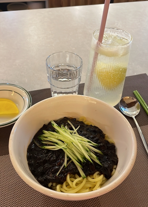 Die veganen Jjajangmyeon im ALT.a sind zu Recht eins der meistbestelltesten Gerichte