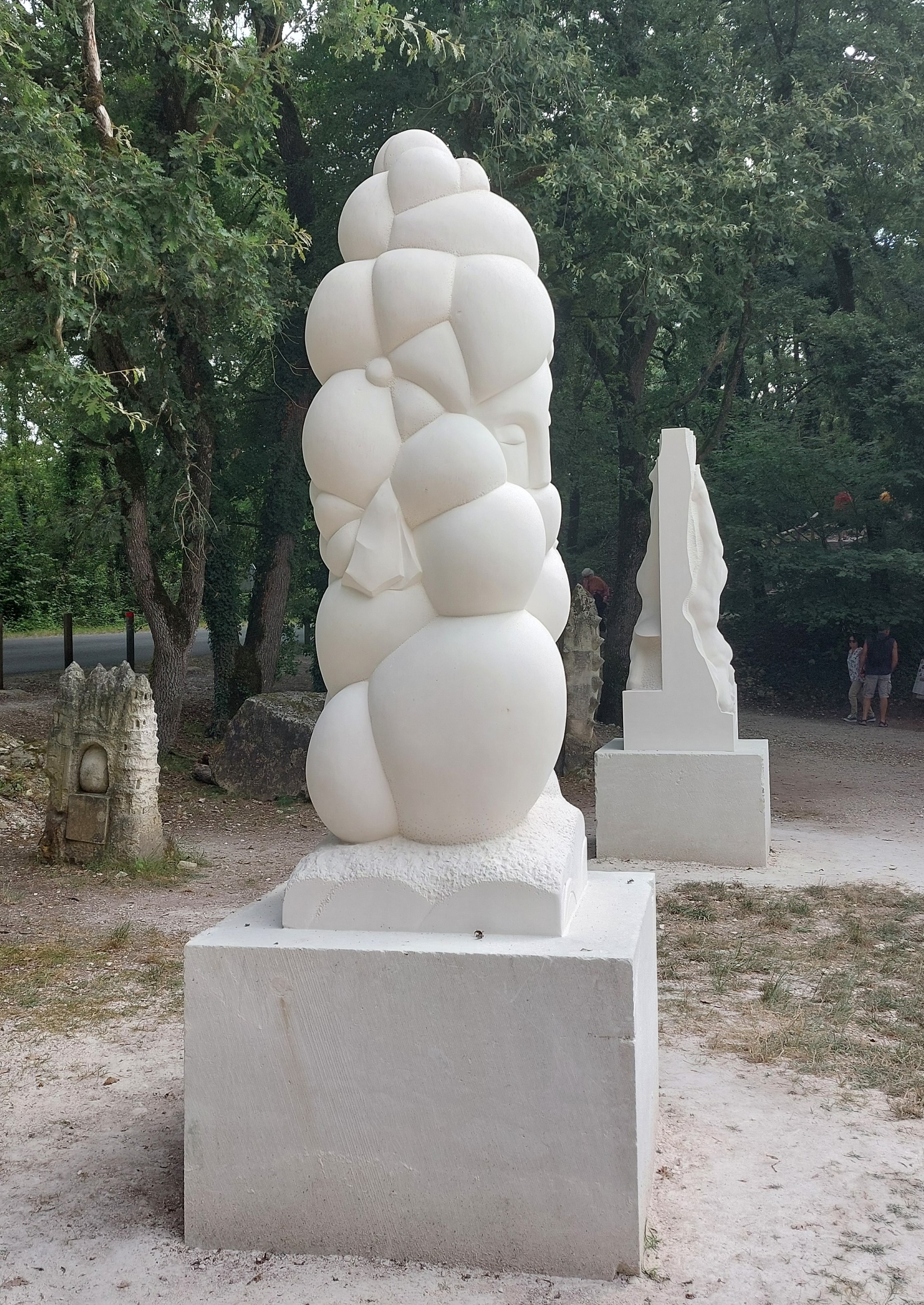 Vue de côté de la sculpture « Nevertheless » de l'artiste Lee Jina, inspirée des coiffures traditionnelles des femmes coréennes. © Emma