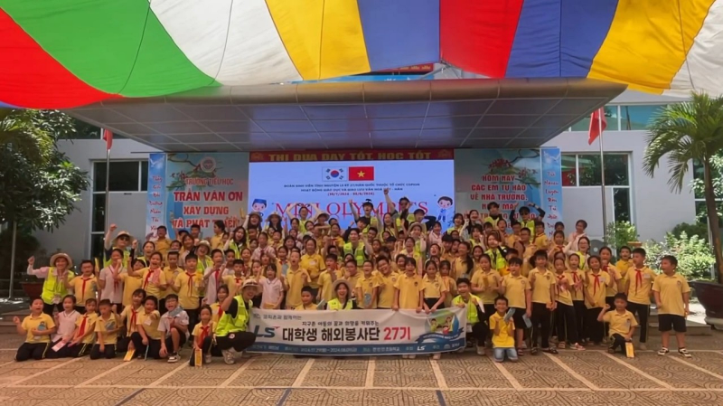 Đoàn tình nguyện sinh viên LS kì 27 chụp ảnh kỷ niệm cùng các em học sinh tại trường Tiểu học Trần Văn Ơn. (Ảnh: Đoàn tình nguyện sinh viên LS kì 27 và Tổ chức Copion)