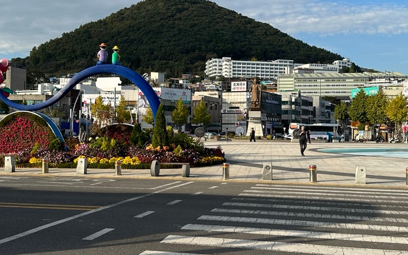 Der Yi Sun-sin-Platz entfaltet sich auf den ersten Blick als weitläufiges und beeindruckendes Areal.