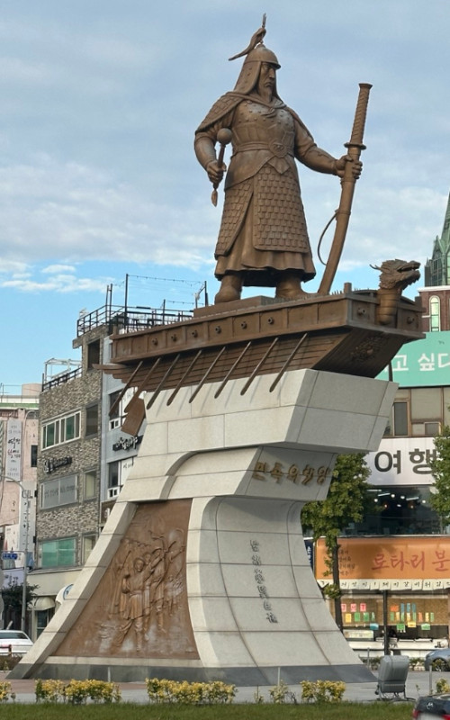 Das Schwert der Admiral-Yi-Sun-sin-Statue verkörpert seinen Mut und seinen Einsatz für den Schutz Koreas.