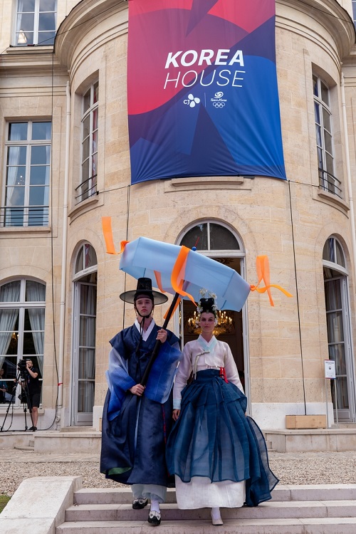 Những bộ Hanbok của nhà thiết kế Kim Young-jin sở hữu chất liệu mỏng, nhẹ, phù hợp với mùa hè. (Ảnh: Tchai Kim)