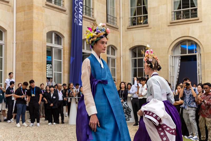 Màn trình diễn Hanbok của Tchai Kim tại Korea House đón nhận được sự quan tâm của các khán giả. (Ảnh: Tchai Kim)