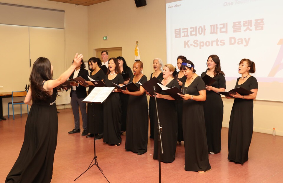 Chœur de Corée chante pour la Team Korea le 6 août 2024 à Fontainebleau. © Dongpojournal