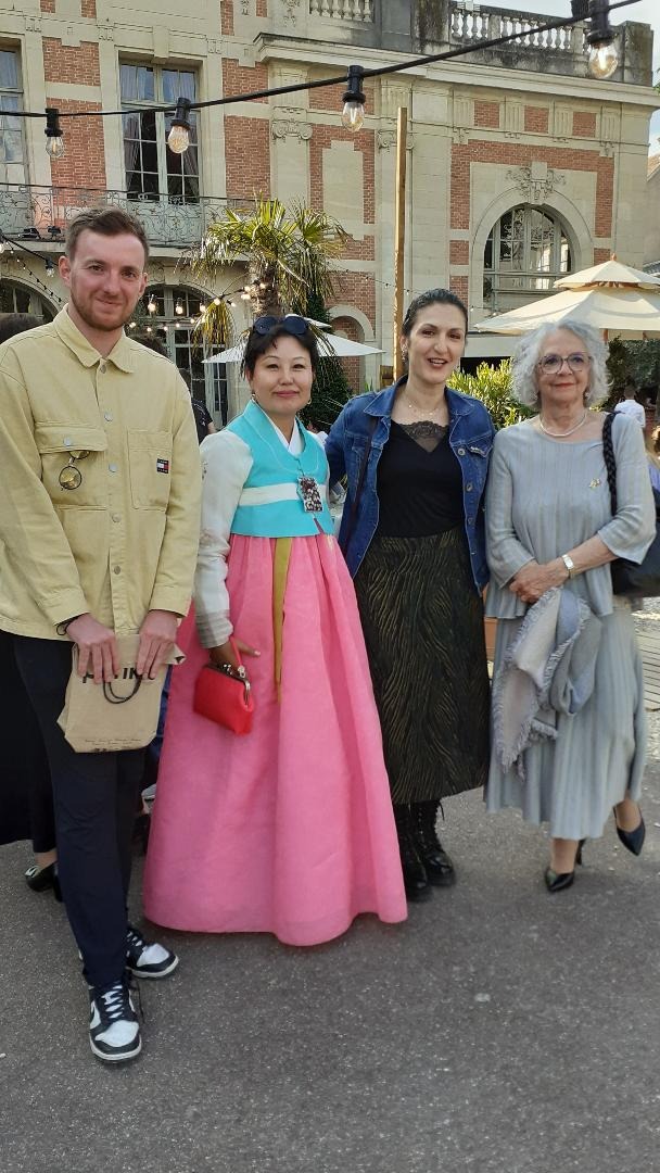 Maxence et Zakia Dif, directrice de Citésports Fontainebleau, Sophie Hoegy de la Chorale et Louisette Breuil à la soirée. © Nathalie Fisz