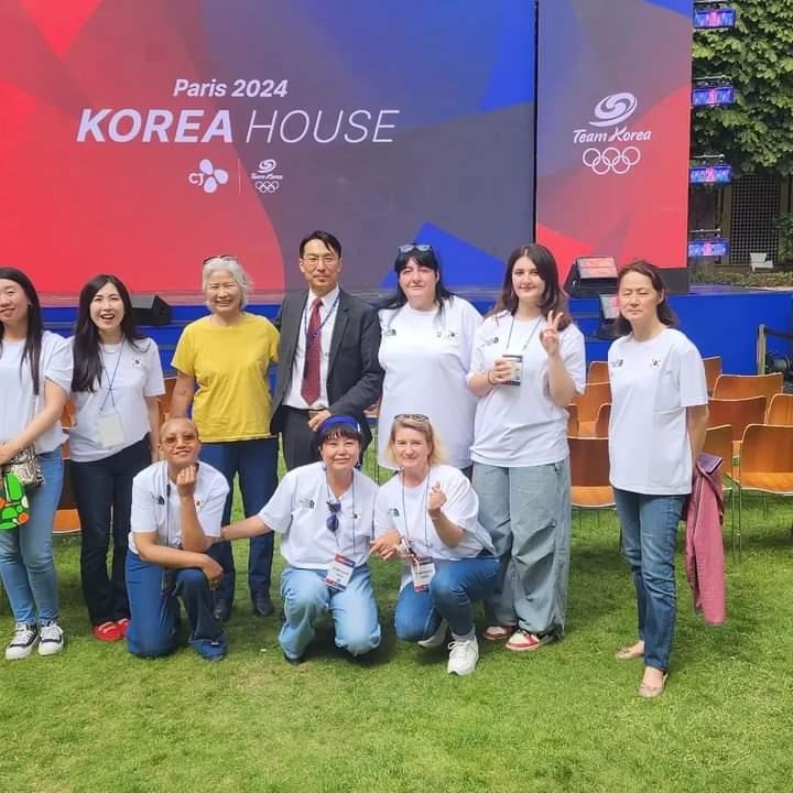 Song An-sik, président de l'Arcf, avec des membres de la Chorale à la Korea House. © Sophie Hoegy