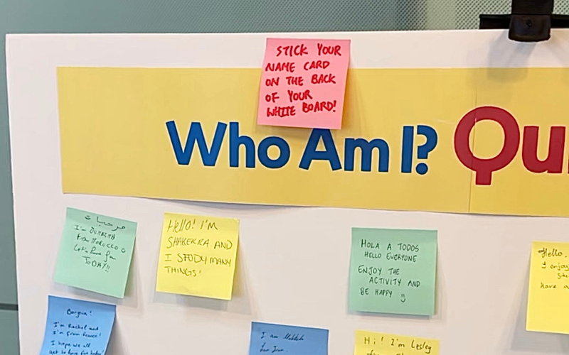 Tham gia trò chơi “Who Am I” cùng nhau. (Ảnh: Nguyễn Lâm Mỹ Duyên)
