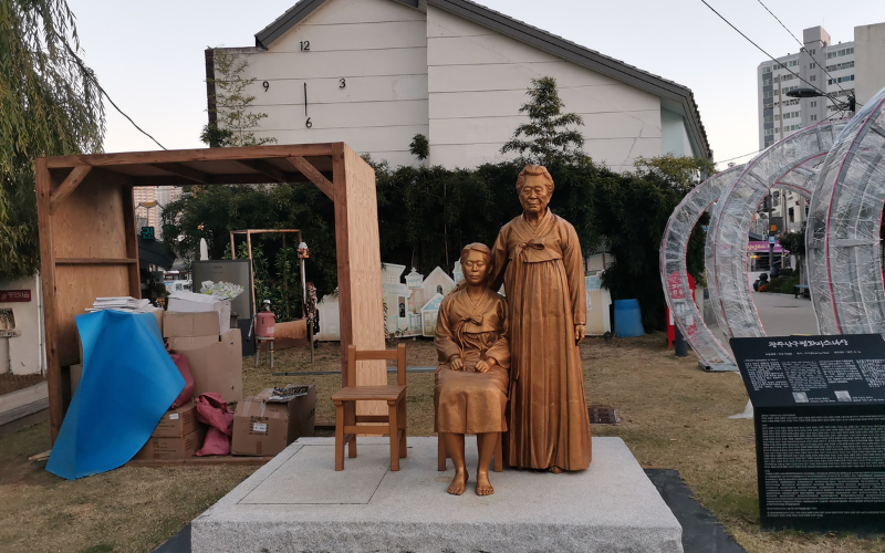 Estatua de Lee Ok-seon situada en la entrada del Pueblo de los Pingüinos en Gwangju. Imagen capturada en noviembre de 2023.