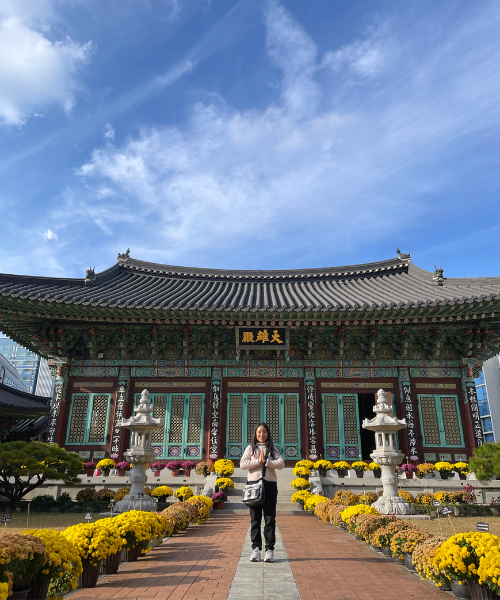 La reportera honoraria Laura López Velázquez posa para una foto frente al Templo Wongaksa en Gwangju. Imagen capturada en noviembre de 2023.